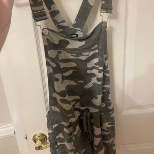 Fashion nova overalls size medium